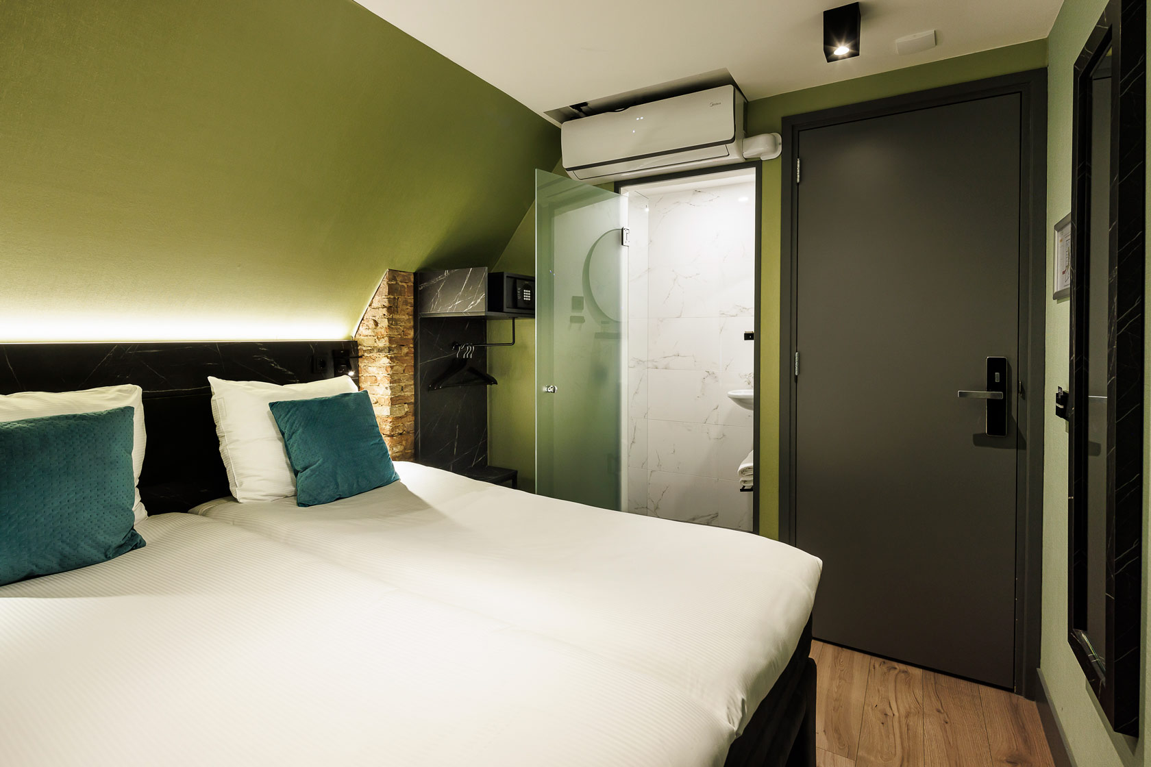 Twin Room with Private Shower and Shared Toilet
