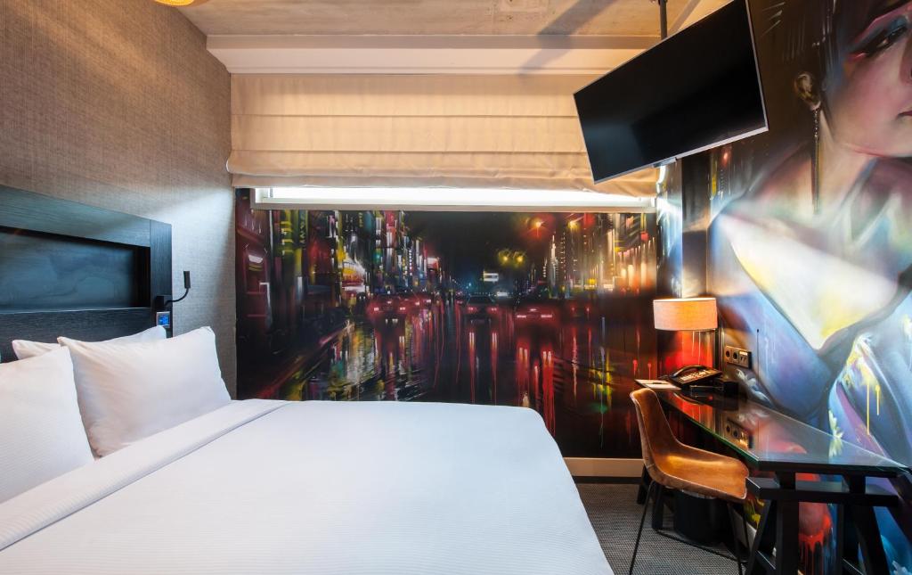 Amsterdam Street Art Queen Guest Room