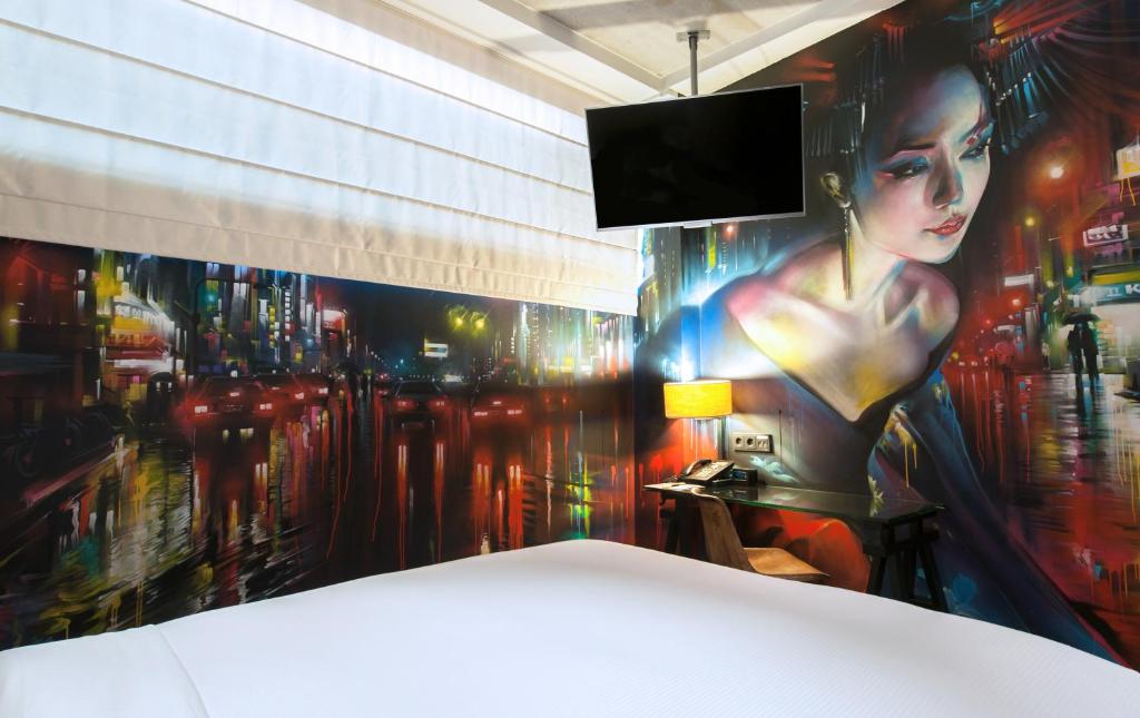 Amsterdam Street Art Queen Guest Room
