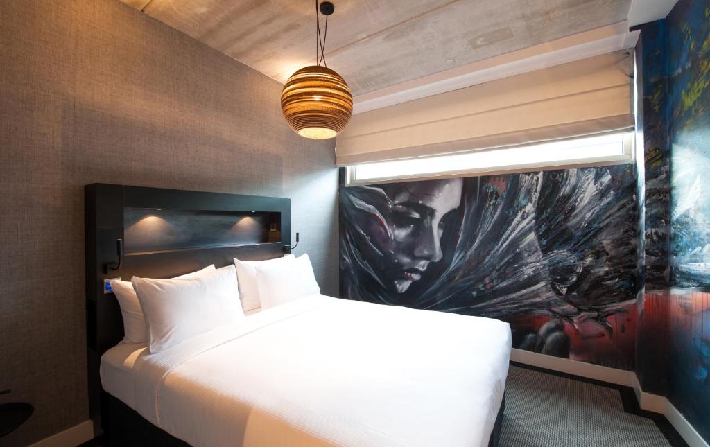 Amsterdam Street Art Queen Guest Room