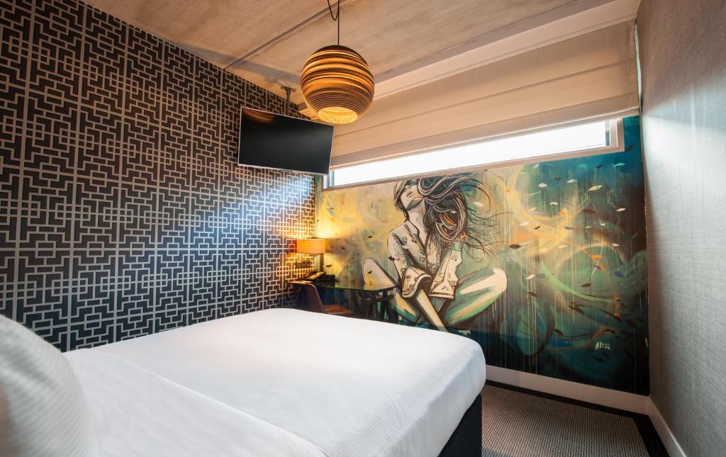 Amsterdam Street Art Queen Guest Room