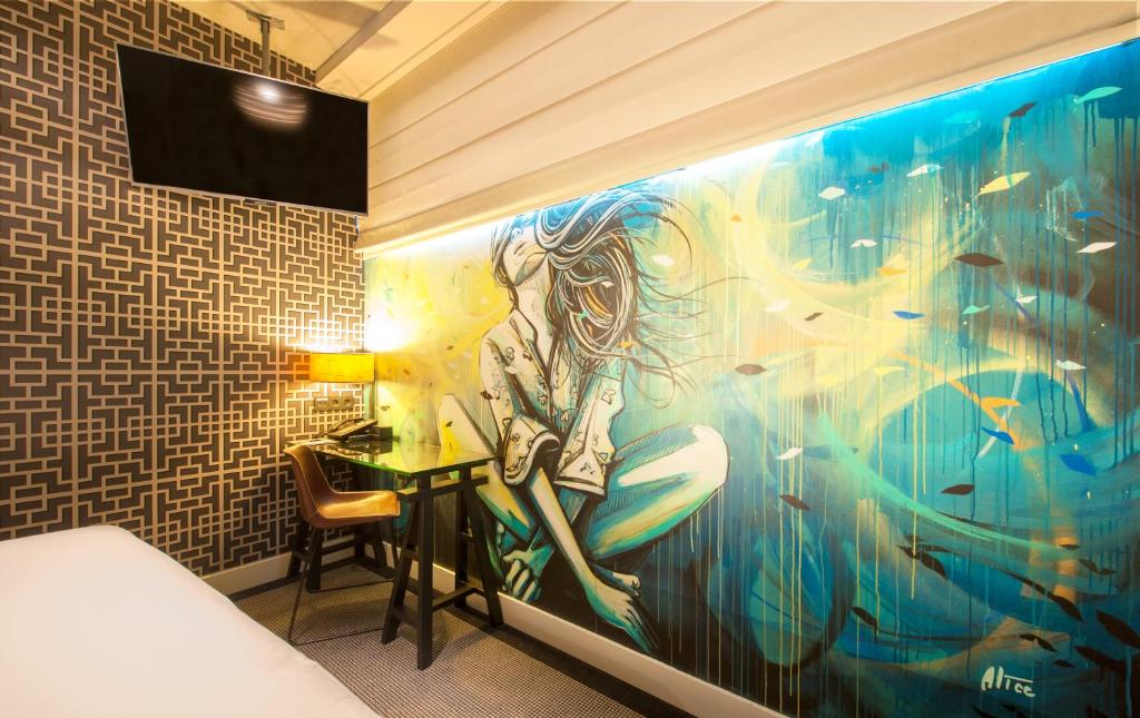 Amsterdam Street Art Queen Guest Room