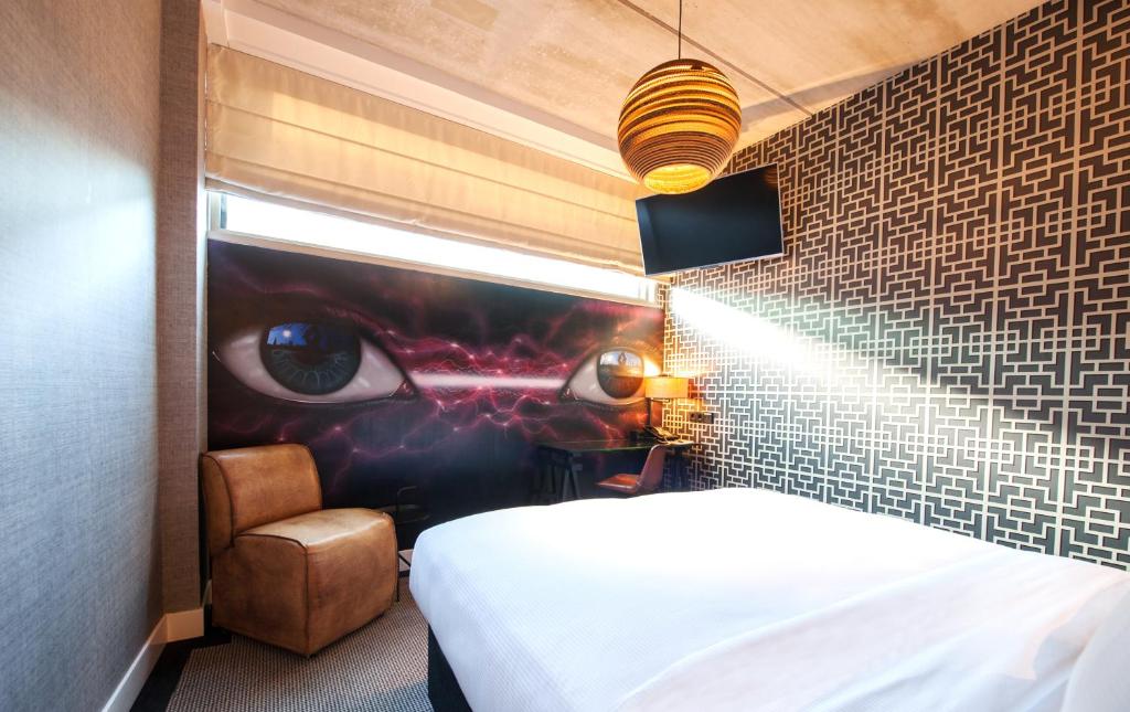 Amsterdam Street Art Queen Guest Room