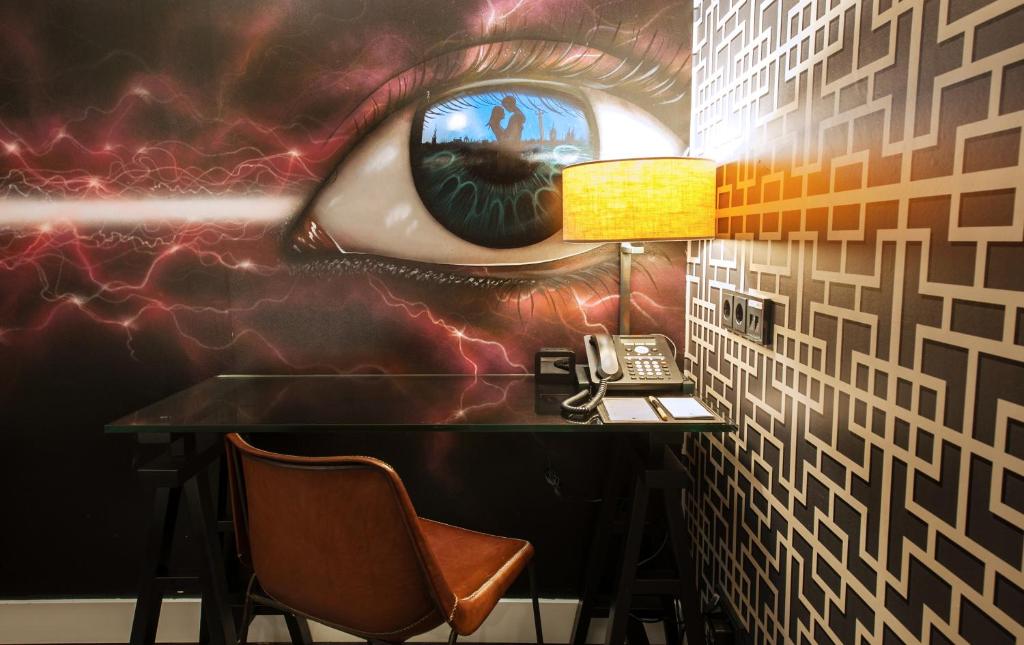 Amsterdam Street Art Queen Guest Room