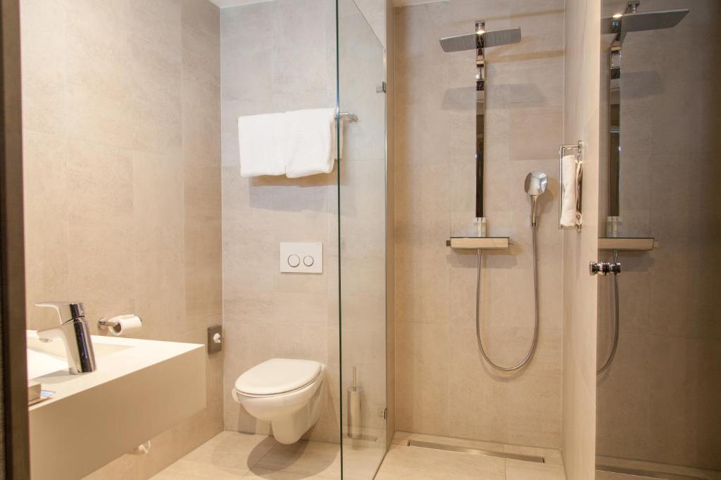 Amsterdam Street Art Queen Guest Room