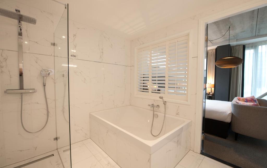 Queen Deluxe Room
