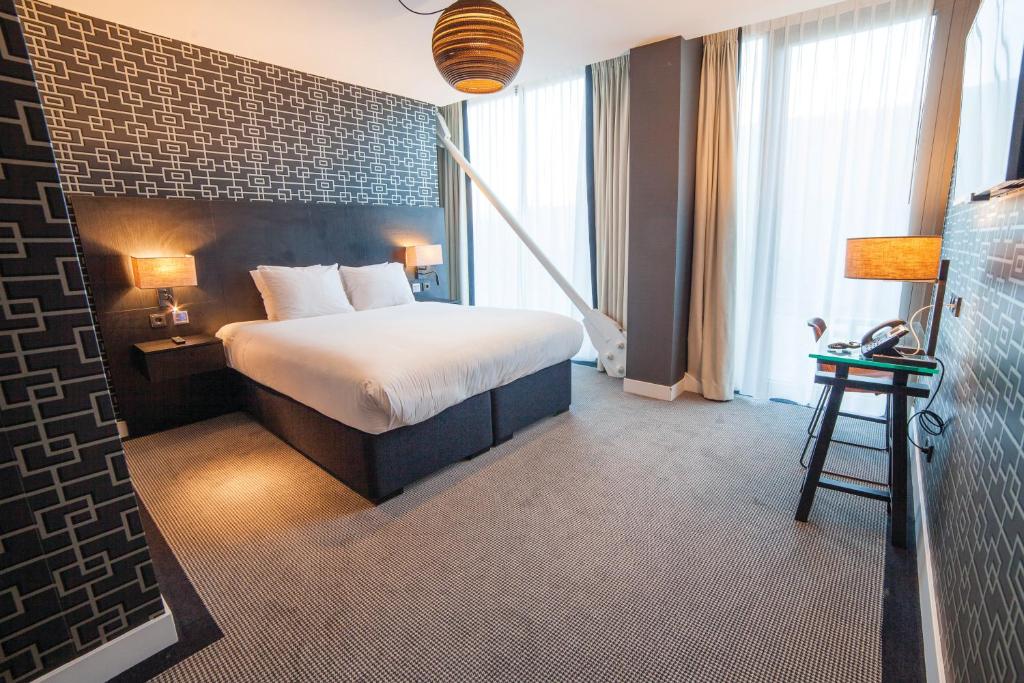 Queen Guest Room - Mobility Accessible