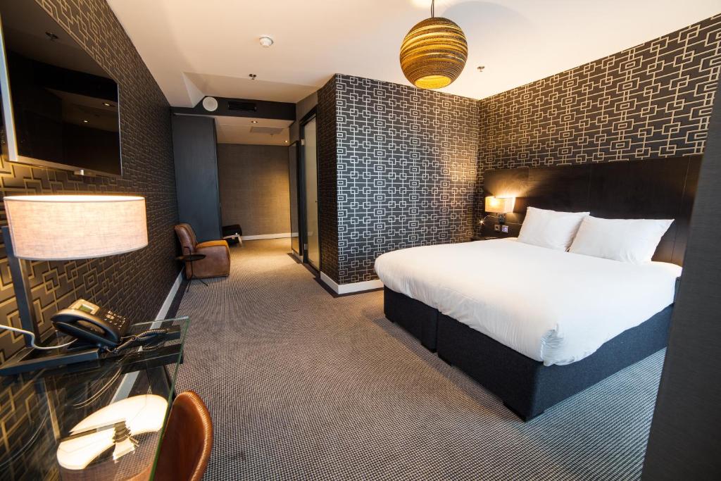 Queen Guest Room - Mobility Accessible