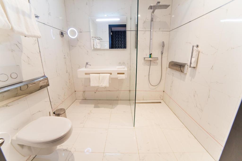 Queen Guest Room - Mobility Accessible