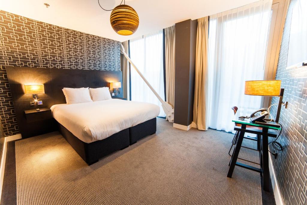 Queen Guest Room - Mobility Accessible