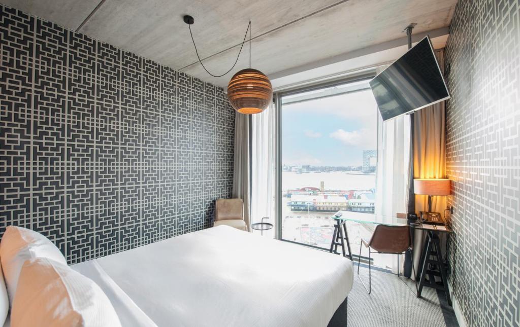 Queen Guest Room with River View