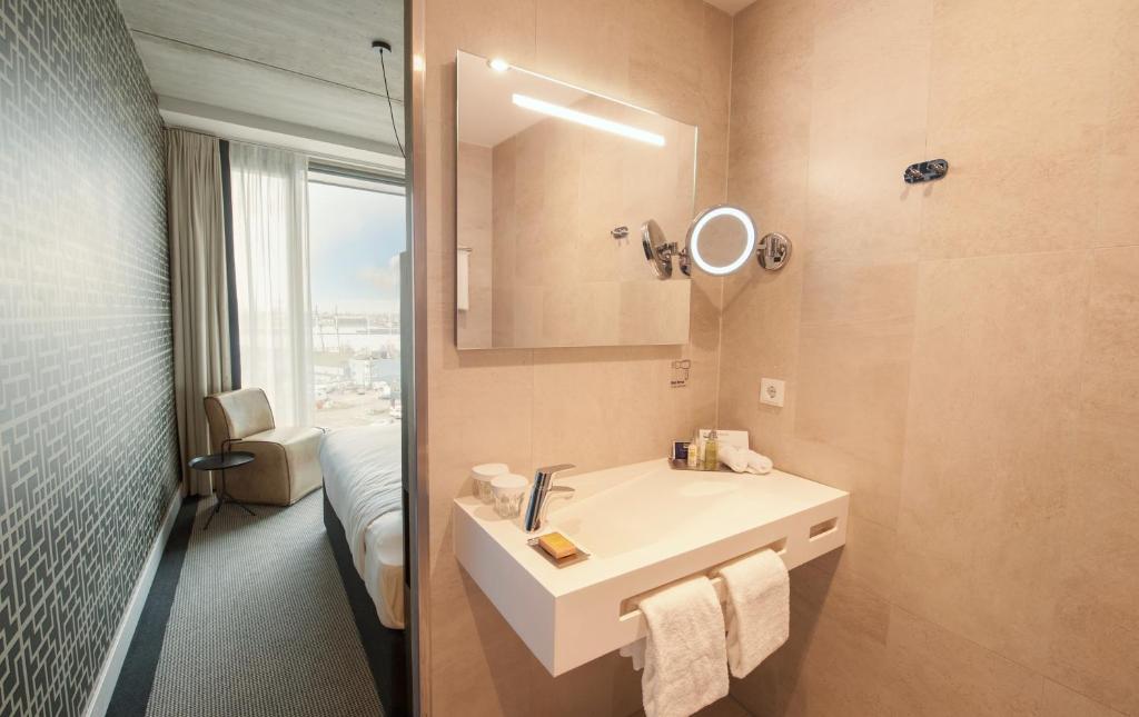 Queen Guest Room with River View