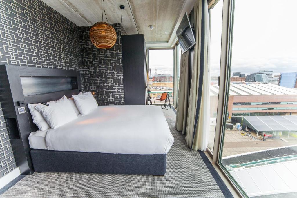 Queen Guest Room