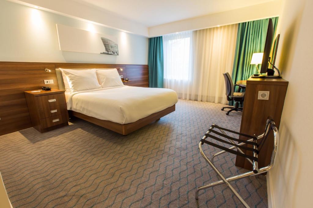 Queen Room with Roll-In Shower - Mobility Access - Non-Smoking