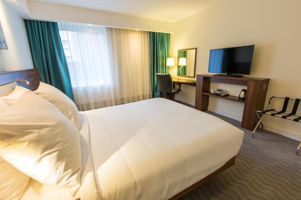 Queen Room with Roll-In Shower - Mobility Access - Non-Smoking