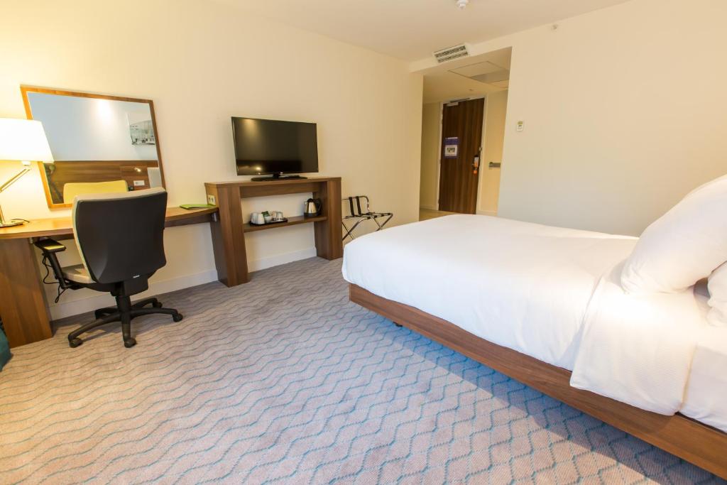 Queen Room with Roll-In Shower - Mobility Access - Non-Smoking