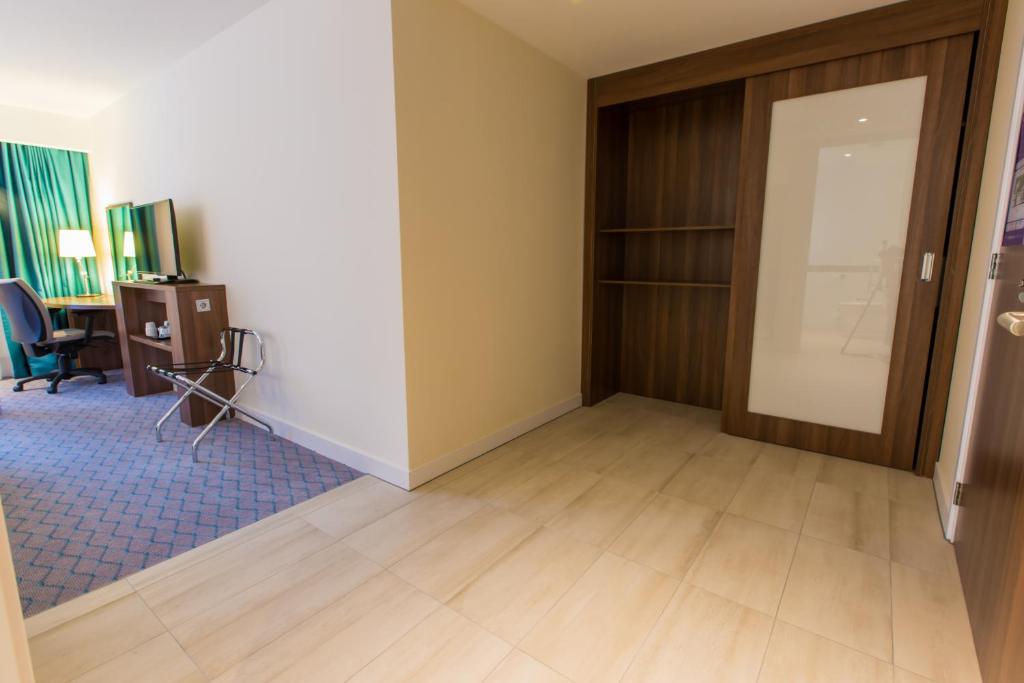 Queen Room with Roll-In Shower - Mobility Access - Non-Smoking