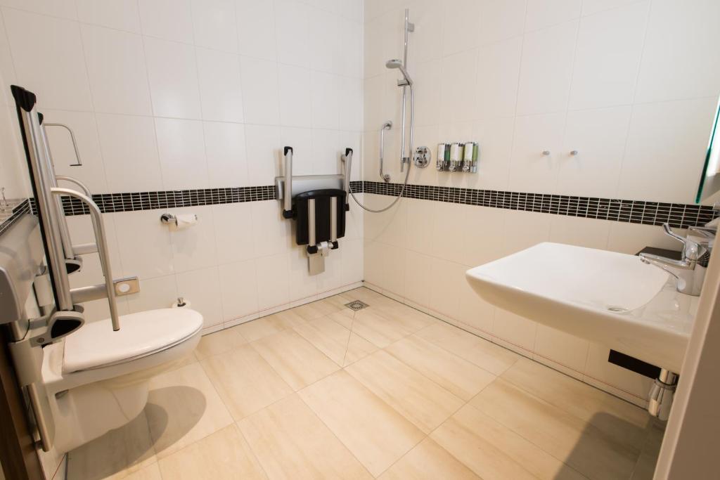 Queen Room with Roll-In Shower - Mobility Access - Non-Smoking