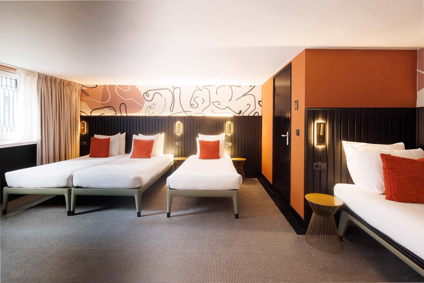 Souterrain Quadruple Room (Below Street Level with Limited View)
