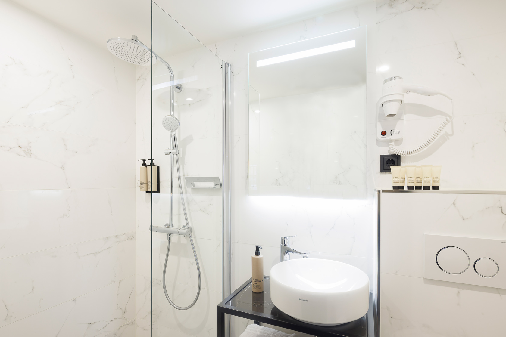 Souterrain Quadruple Room (Below Street Level with Limited View)