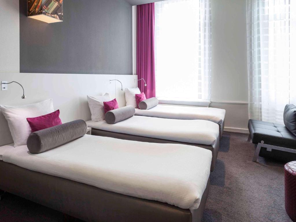 Family triple room with 3 single beds