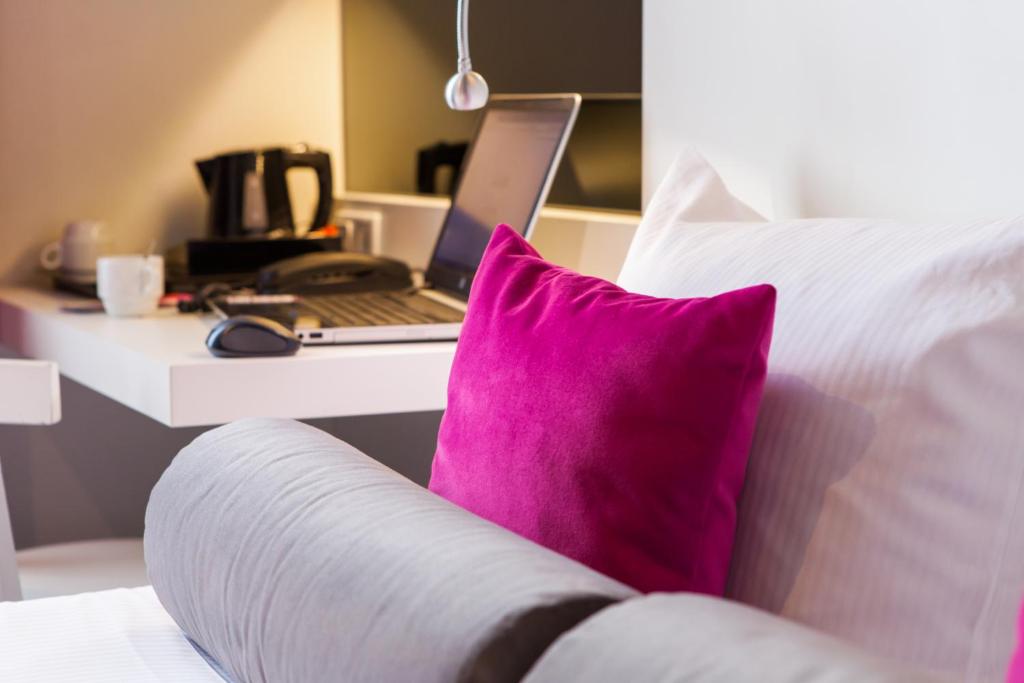 Family triple room with 3 single beds