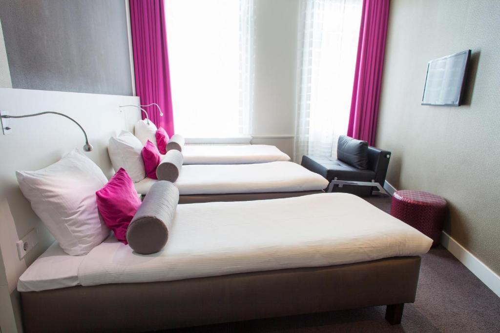 Family triple room with 3 single beds