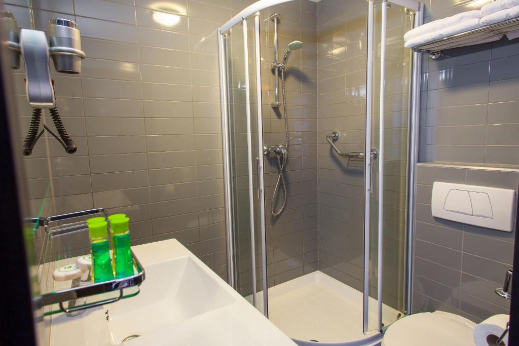 Family triple room with 3 single beds
