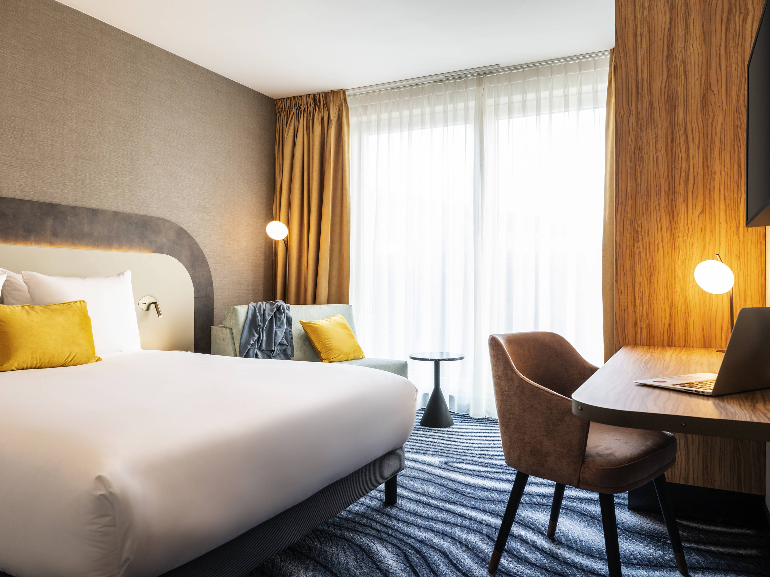 Superior Room with 1 double bed and sofa