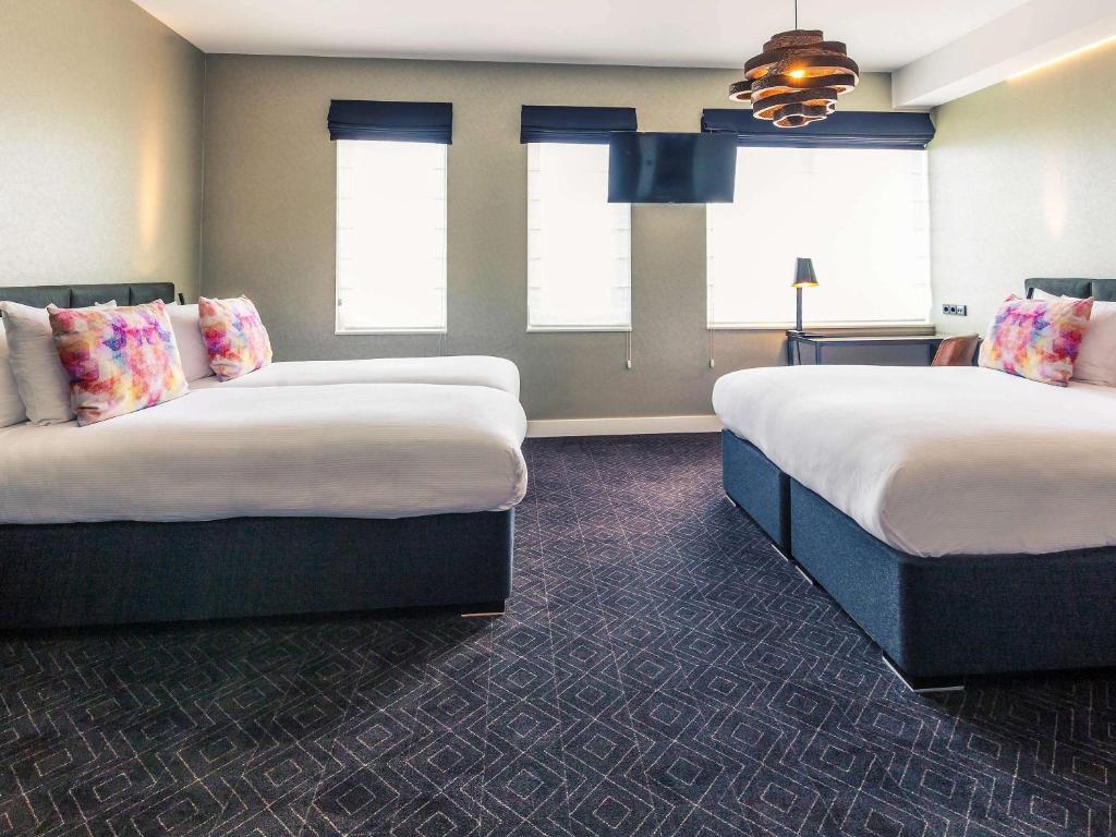 Classic Family Room with Double and Twin Beds